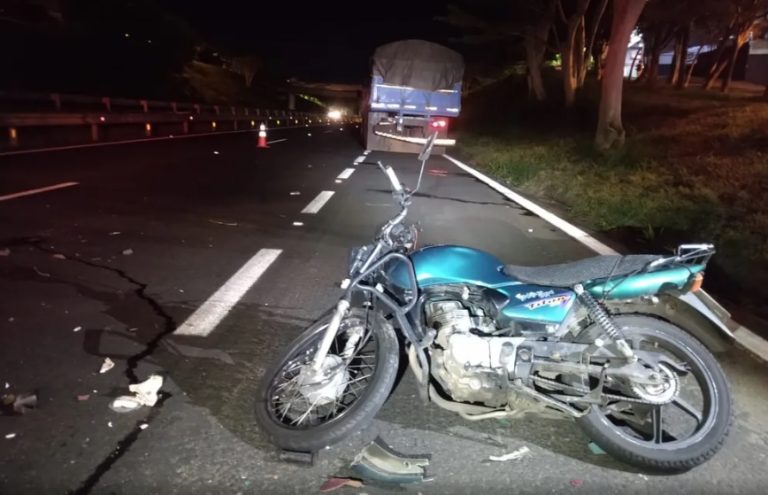 Motociclista morre após colisão traseira contra caminhão em rodovia da região