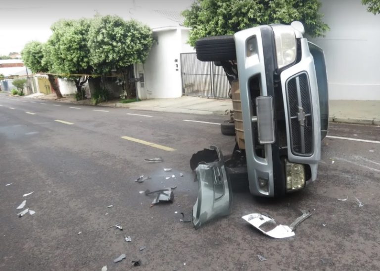 Caminhonete capota após colisão em Dracena