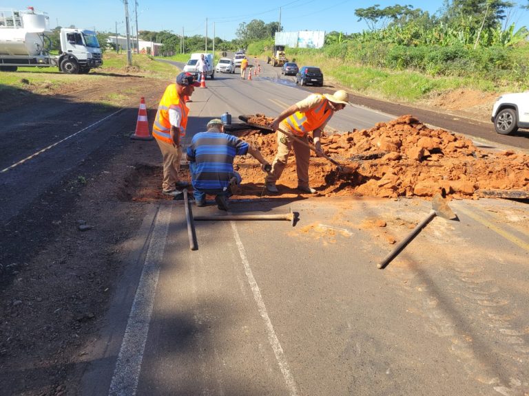Prefeitura de Lucélia reinicia obras de construção de lombadas em vicinal de ligação para Adamantina