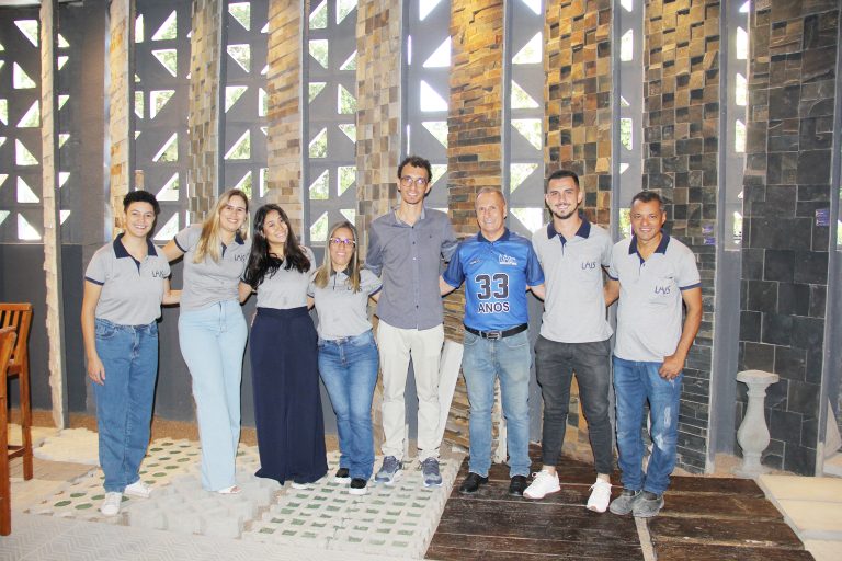 Laís completa 33 anos de atuação; confira as fotos da comemoração