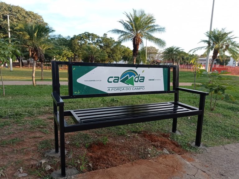Adamantina firma parceria público-privado para instalar bancos e lixeiras em praças e ruas