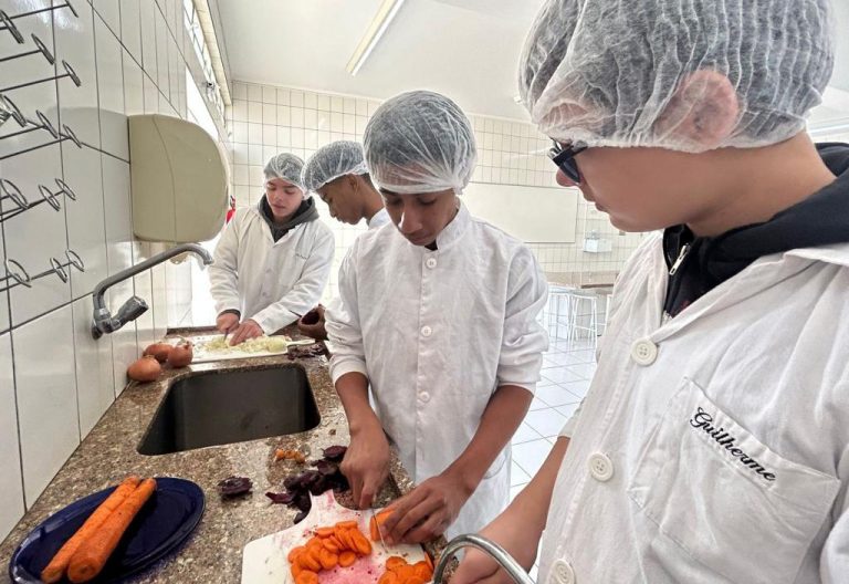 Alunos da Etec Amim Jundi participam de aula no Laboratório de Nutrição do Centro Universitário de Adamantina