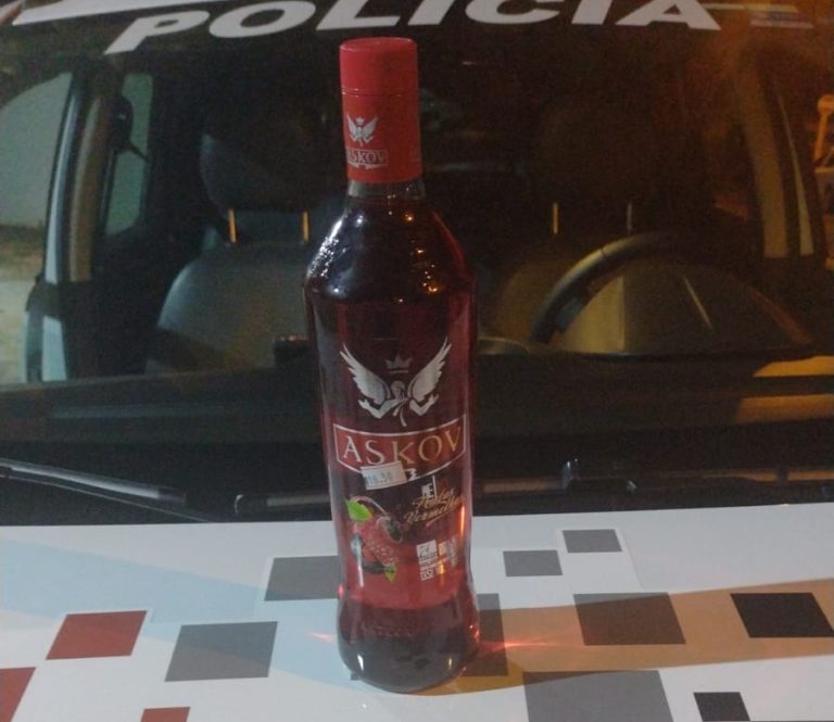 Mulher é presa por furtar garrafa de bebida alcóolica em Flórida Paulista