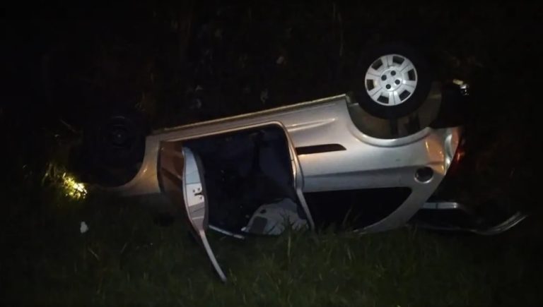 Homem morre após carro perder o controle e capotar na SP-294