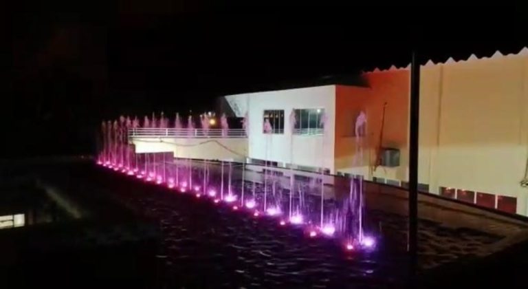 Praça Élio Micheloni, em Adamantina, ganha fonte luminosa