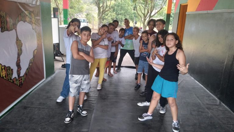 Projeto de dança alia desenvolvimento artístico com aprendizado escolar