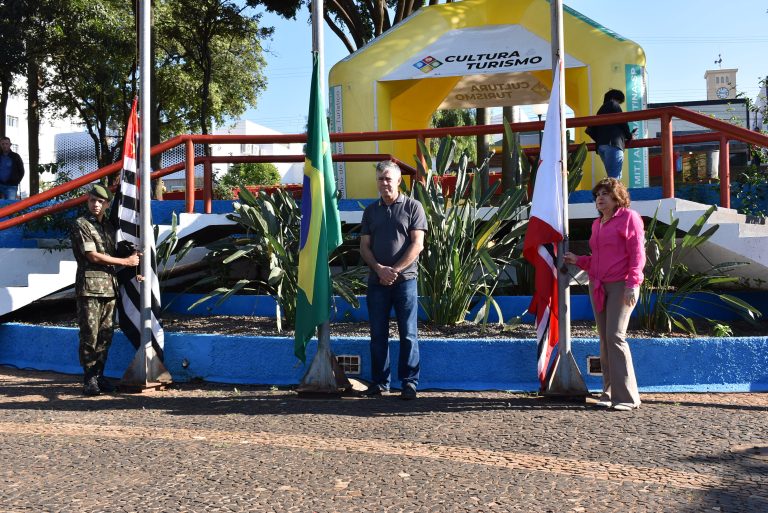 Hasteamento do Pavilhão Nacional marca abertura oficial das comemorações dos 74 anos de Adamantina