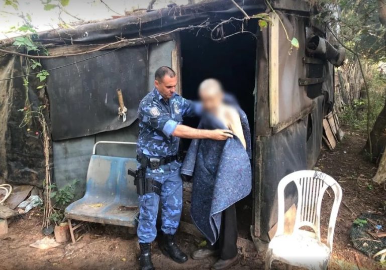 Idoso que queimava madeira para se proteger do frio é resgatado em condições precárias às margens do Rio Tietê