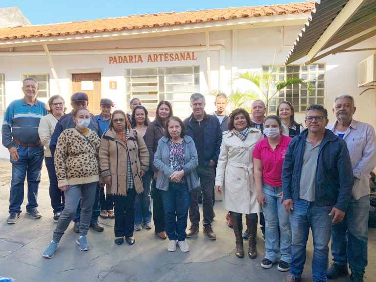 Agasalhos são entregues para representantes de bairros de Adamantina