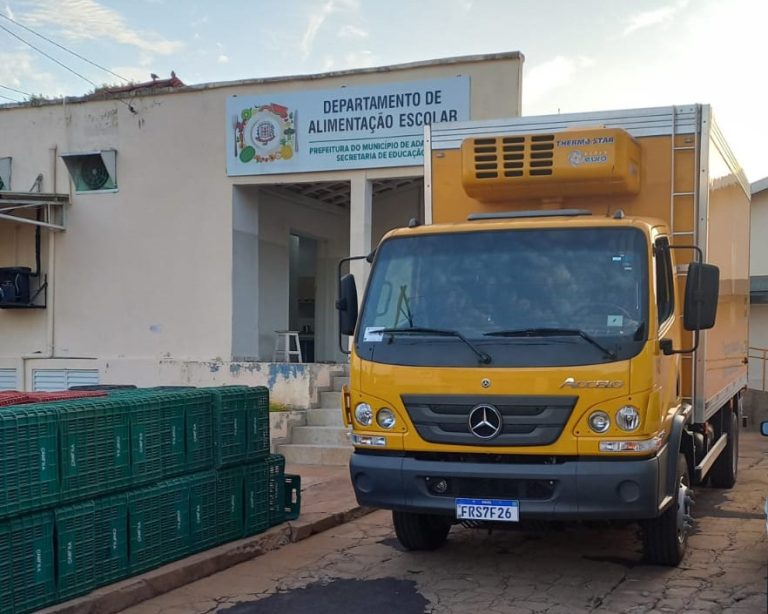 Caminhão frigorífico do Departamento de Alimentação Escolar atende 21 unidades de Adamantina
