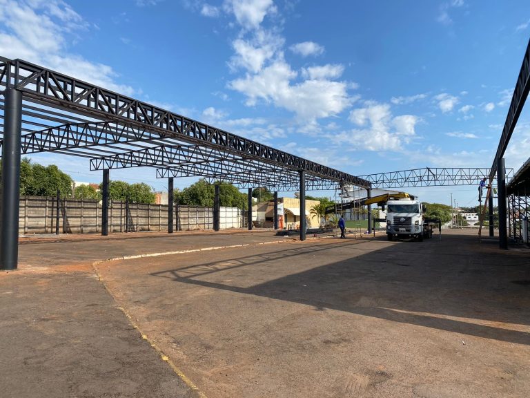 Recinto poliesportivo recebe nova cobertura metálica