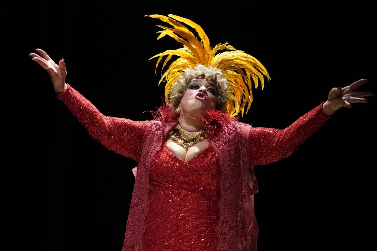 Espetáculo ‘Nasci pra ser Dercy’ será apresentado em Adamantina nesta quinta e sexta