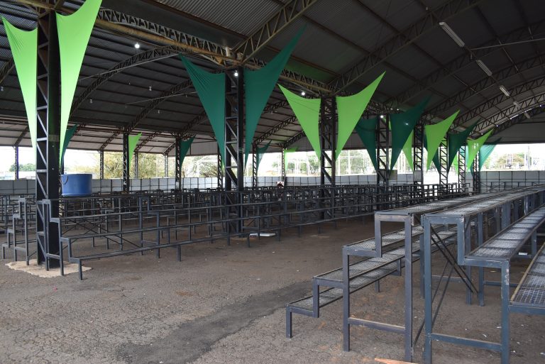Estruturas da ExpoVerde começam a ser montadas no recinto poliesportivo