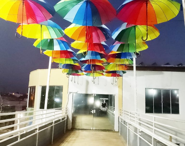 Sombrinhas instaladas no Anfiteatro Fernando Paloni trazem novo visual