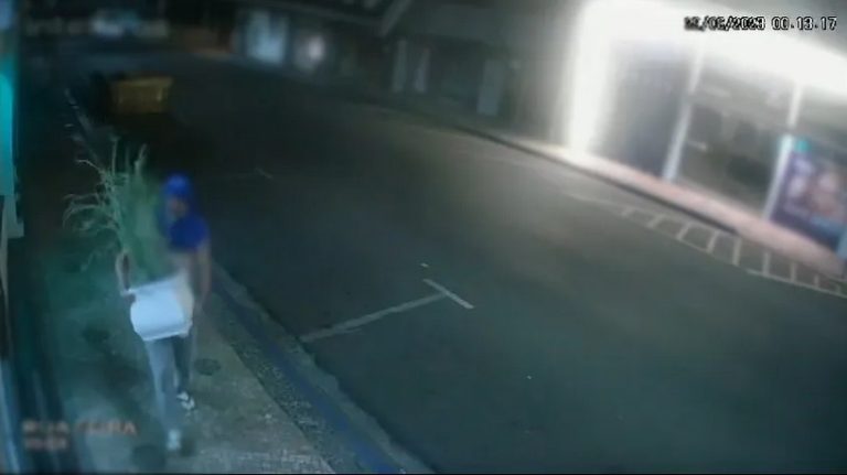 Homem que tentou quebrar vitrine de loja com vaso de concreto é identificado em Adamantina