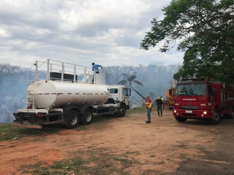 Vegetação próxima ao clube de campo do Salto Botelho pega fogo