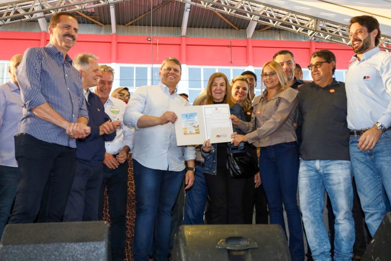 Governo faz primeira entrega de títulos rurais da história em Pontal do Paranapanema