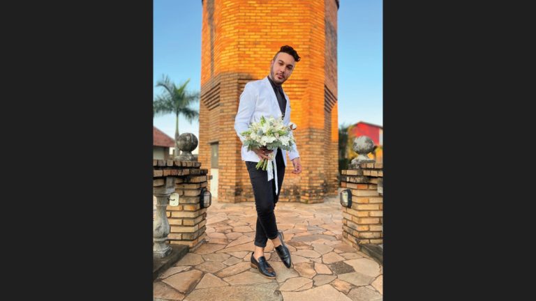 Há quatro anos, Bruno Marcelo conta histórias através de buquês