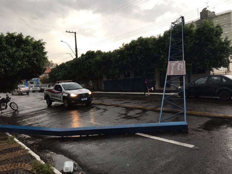 Vendaval causa estragos na microrregião