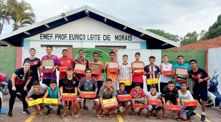 Alunos de projeto social na EMEF Eurico recebem material esportivo doado pela Capaz