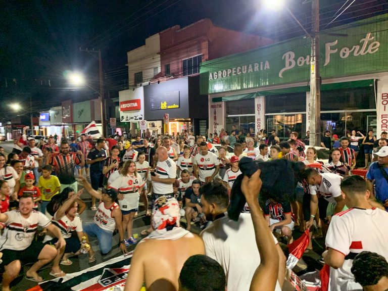 Torcida do São Paulo comemora título da Copa do Brasil em Adamantina