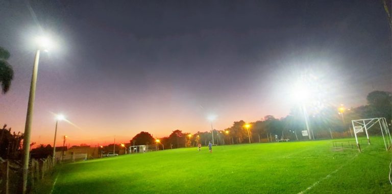 Obras, melhorias e iluminação do campo transformam visual da praça de esportes da Alamandas