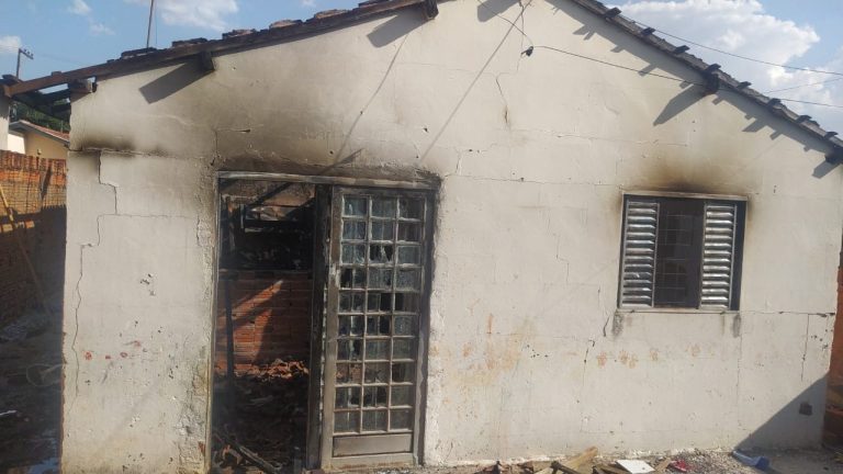Casa pega fogo no Parque das Palmeiras, em Lucélia