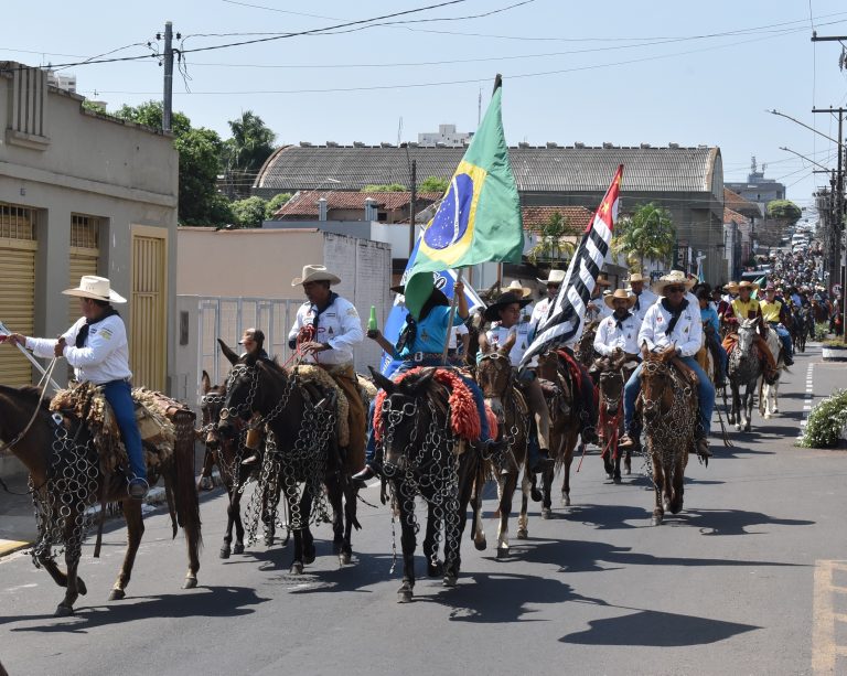 Cavalgada abre programação da ExpoVerde 2025 neste domingo, em Adamantina