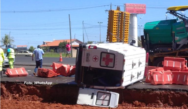 Ambulância da Prefeitura de Adamantina tomba na SP-294, em Oriente