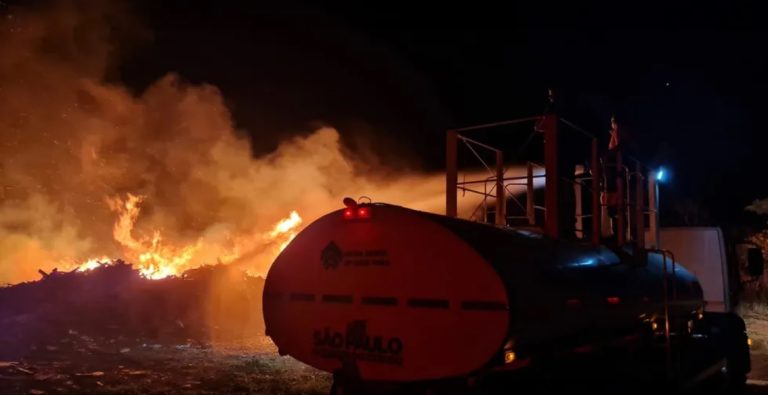 Incêndio de grandes proporções atinge pátio de empresa, em Osvaldo Cruz