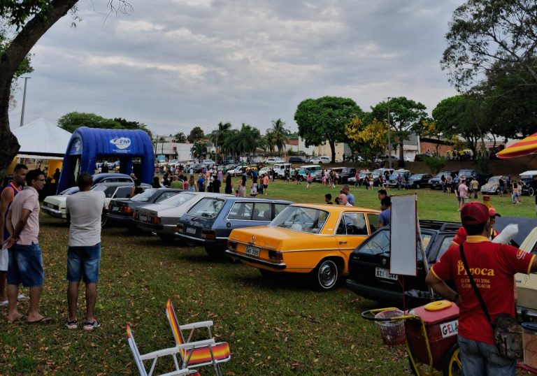 Sucesso marca 2º Encontro de Carros Antigos no Parque dos Pioneiros