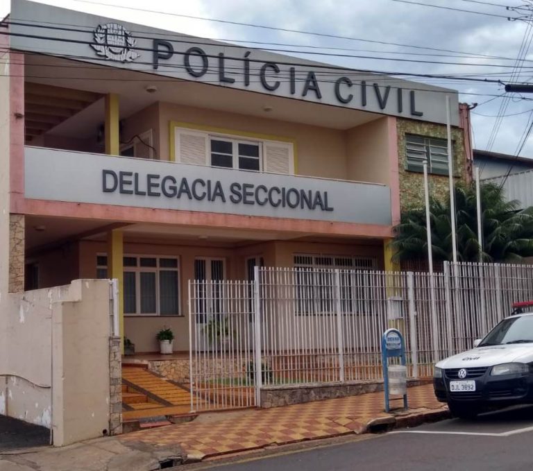 Após morte de bebê de 2 anos, mãe e padrasto são presos por maus-tratos