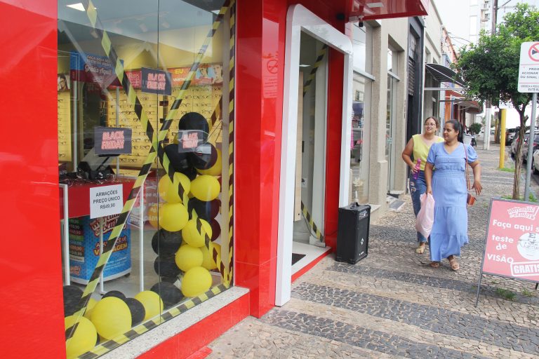 Comércio de Adamantina funciona até às 20h nesta sexta
