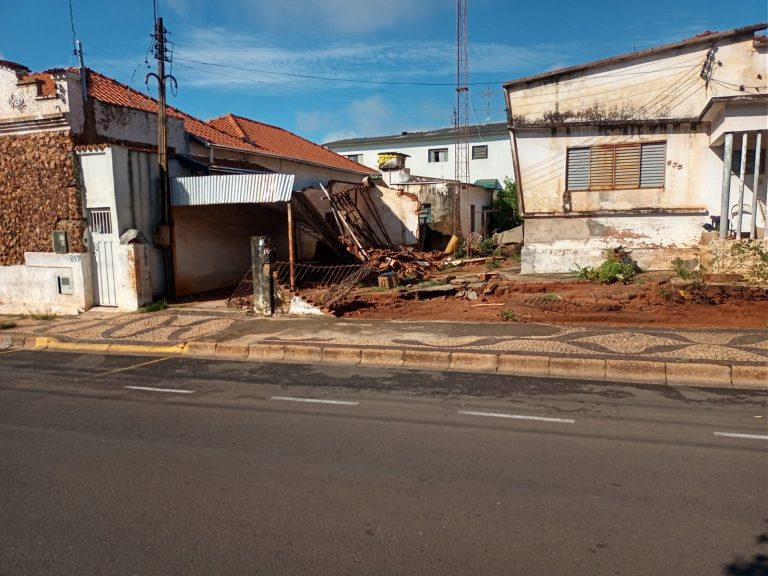 Quarta-feira de temporal: chuva causa estragos em diversos pontos de Adamantina