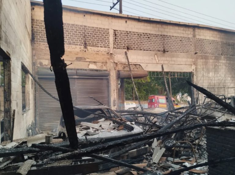 Incêndio destrói mais de 10 carcaças de veículos em loja de autopeças da região