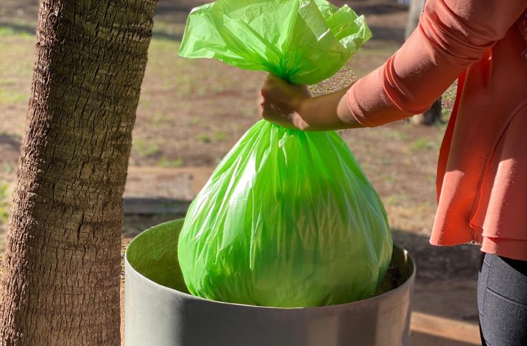 Adamantina inicia distribuição de sacos verdes para descarte de materiais recicláveis