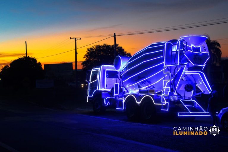 Caminhão iluminado da G10 Concreto percorre Adamantina nesta terça