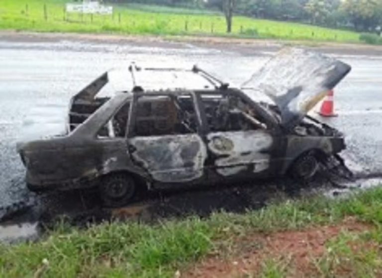 Com suspeita de pane elétrica, carro pega fogo e fica totalmente destruído na Rodovia Assis Chateaubriand, em Parapuã