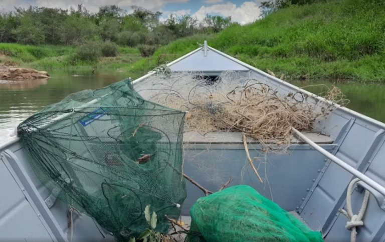 Operação Piracema apreende 80 metros de rede de pesca, um covo e 11 anzóis durante patrulhamento no Rio Aguapeí, em Adamantina