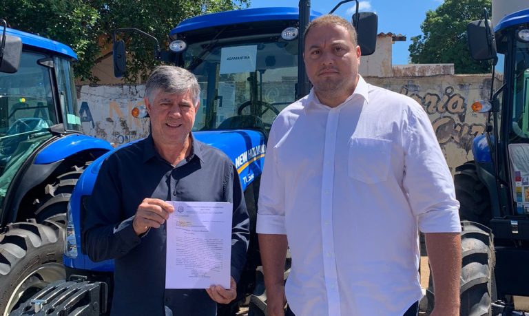 Prefeitura de Adamantina recebe novo trator agrícola do Governo do Estado