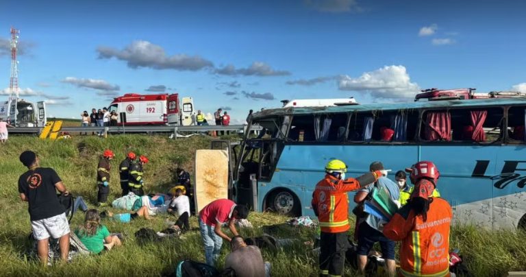 Ônibus com passageiros capota e deixa feridos no interior de SP