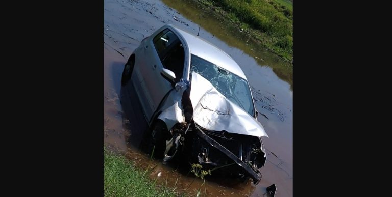 Homem passa mal e carro cai dentro de lagoa, em Lucélia