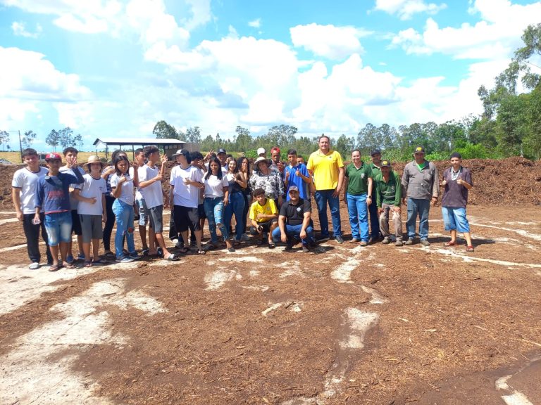Alunos da EE Helen Keller visitam o Pátio de Compostagem