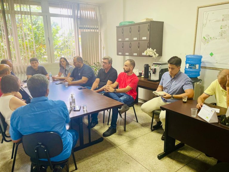 Servidores do Centro Universitário de Adamantina se reúnem com vereadores para tratar sobre projeto de plano de saúde