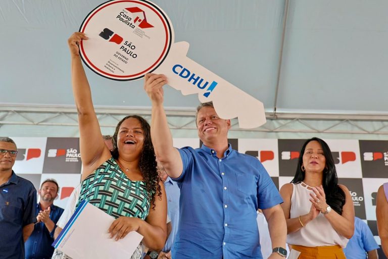 Estado entrega 482 moradias e mais de 2 mil títulos fundiários na região