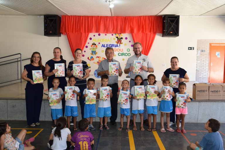 Parapuã entrega apostilas de inglês para alunos da pré-escola