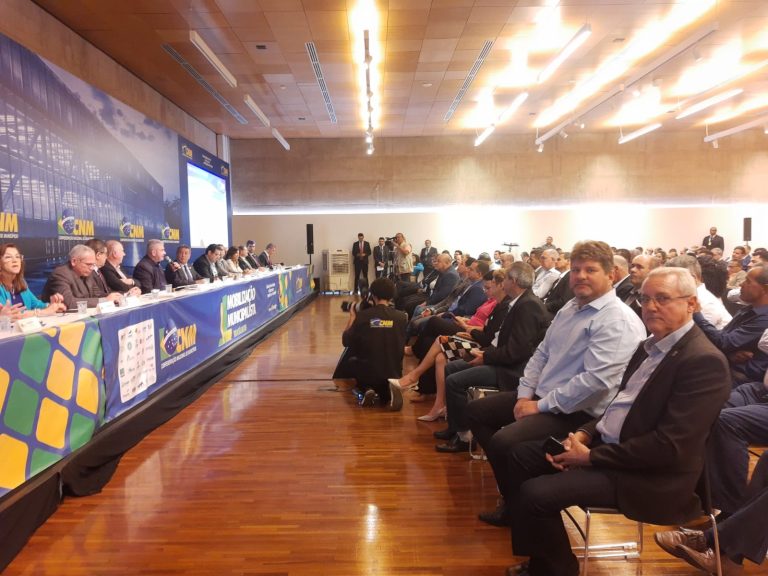 Em Brasília, prefeitos protestam por manutenção da redução da alíquota previdenciária