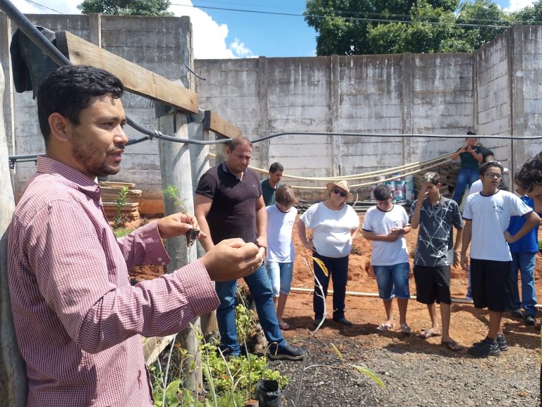 Alunos da EE Helen Keller produzem mudas de plantas nativas