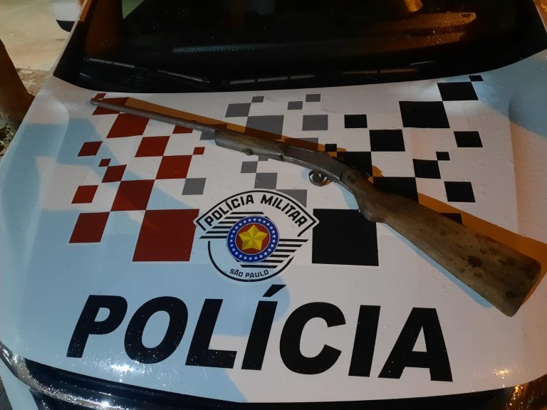 Durante ocorrência de violência doméstica, homem é preso por posse ilegal de arma, em Adamantina