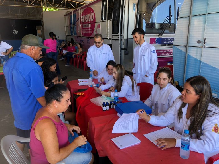 Alunos do Centro Universitário levam atendimento ao Rotary Day, em Pacaembu